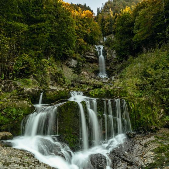 Giessbachfall der Wasserfall am Brienzersee umgeben von grünem Wald