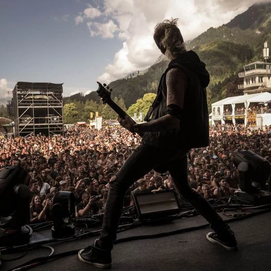 Gitarrenspieler auf der Bühne vor Zuschauern während dem Greenfield Festival