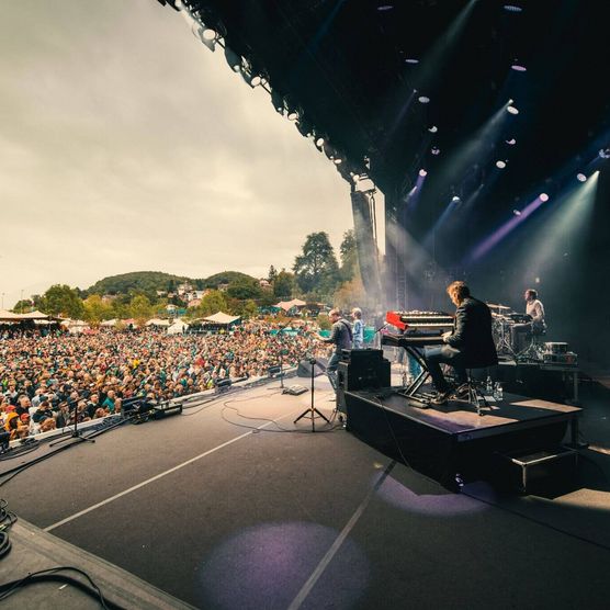 Bühne mit Blick auf Zuschauer am Seaside Festival Spiez