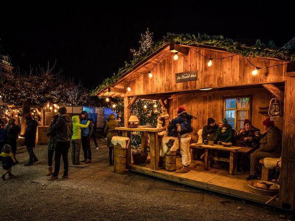 Holzchalet beleuchtet durch viele Lichter