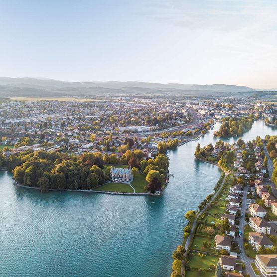 Blick vom Thunersee auf die Stadt Thun 