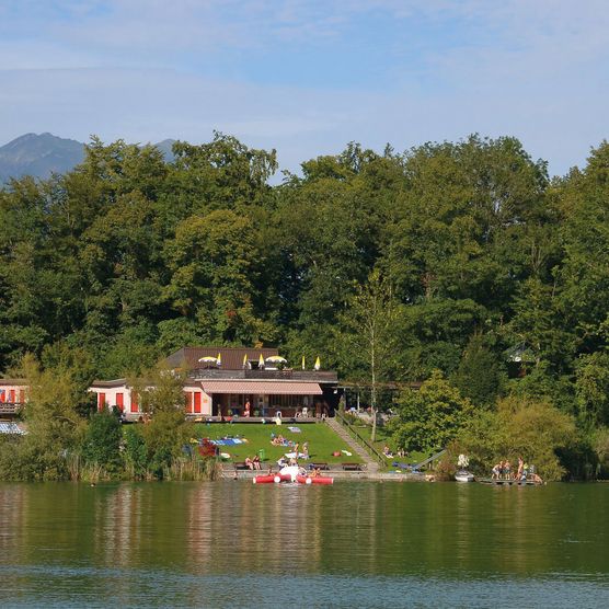 Naturstrandbad Burgseeli mit grünen Bäumen