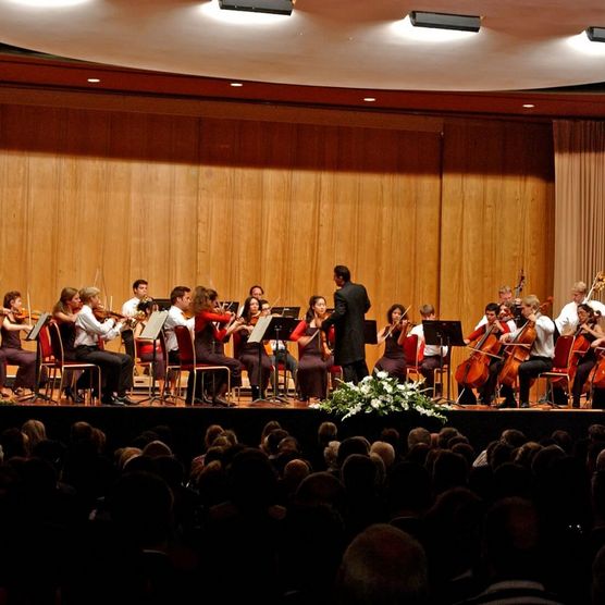 Bühne mit musizierendem Orchester auf der Bühne der Interlaken Classics