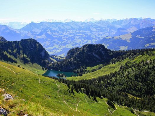 Blick vom Stockhorn auf den Hinterstockensee im Sommer