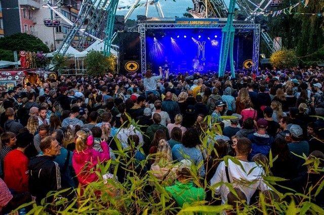 Zuschauer vor der Bühne des Sommer Festivals Am Schluss auf dem Mühleplatz in Thun