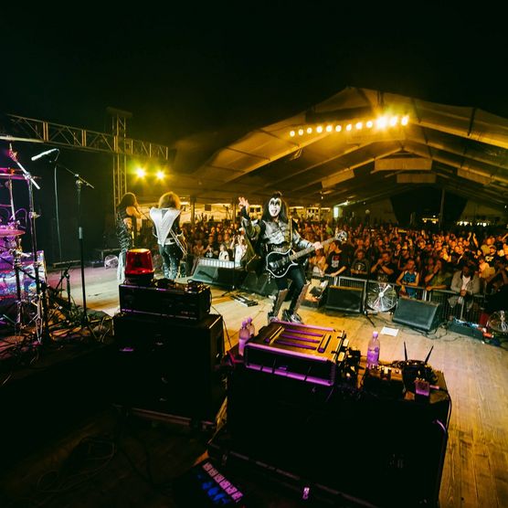 Bühne mit Beleuchtung am Brienzersee Rockfestival