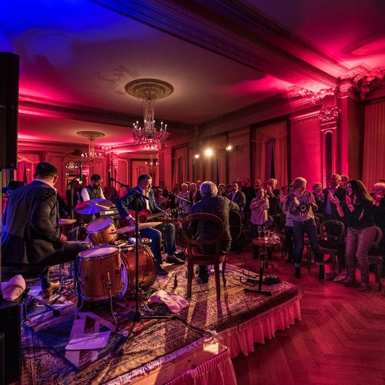 Band vor Zuschauer während den Giessbach Sessions im Grandhotel