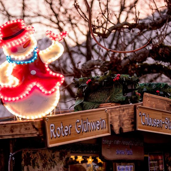 Schneemann auf Holzchalet