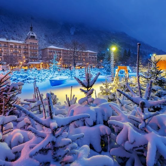 Bei Dunkelheit sorgt die Beleuchtung des Winterlaken Labyrinths für stimmungsvolle Eindrücke.