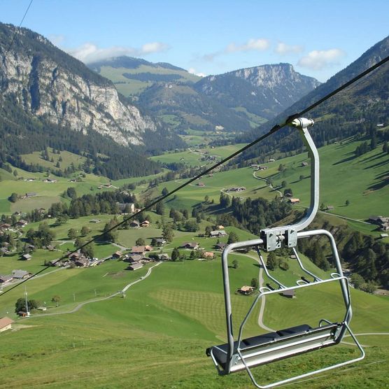 Sessellift auf der Grimmialp mit Blick in das sommerliche Diemtigtal