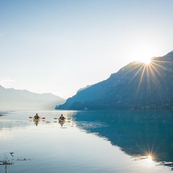 Zwei Kajakfahrer auf dem Brienzersee geniessen die ersten Sonnenstrahlen