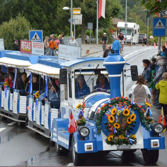 Spiezer Zügli fährt am Winzerfest Läset-Sunntig durch Spiez