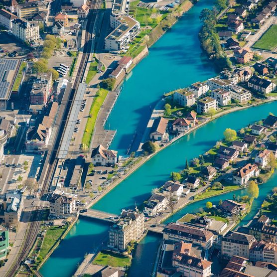 Blick auf die türkise Aare in Interlaken vom Harder Kulm im Frühling