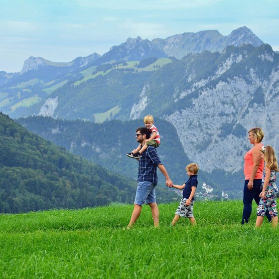 Familie auf der Schatzsuche in Aeschi mit Blick auf die Berge