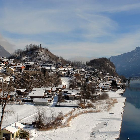 Verschneites Dorf Goldswil an der Aare liegend