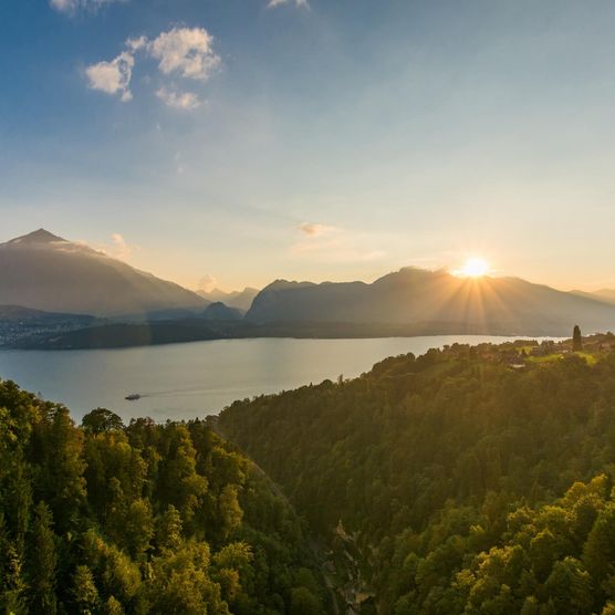 Blick vom Solbadhotel Sigriswil auf den Thunersee während dem Sonnenuntergang