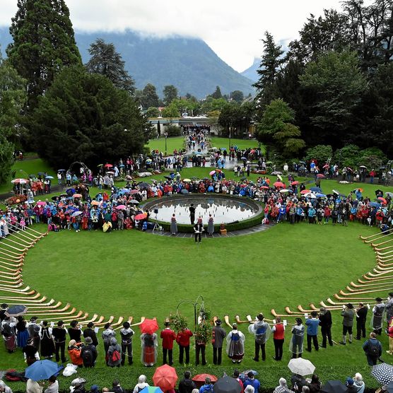 Unspunnenfest mit Alphornspieler im Kursaal Garten in Interlaken