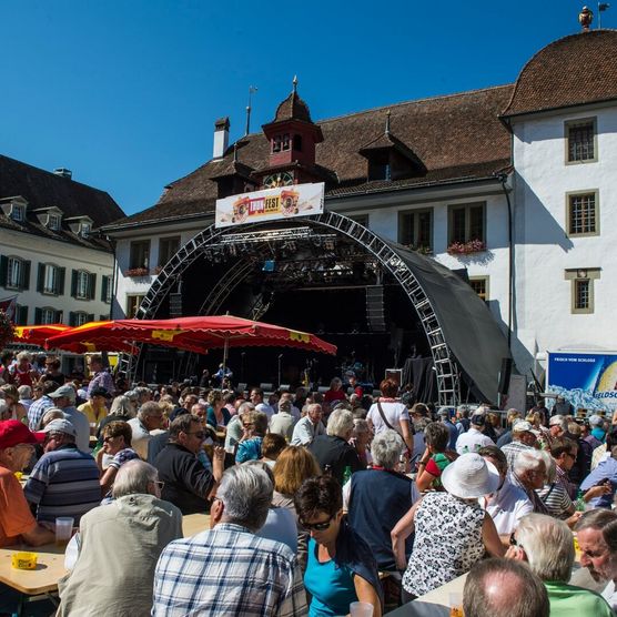 Festbänke und Zuschauer am Thunfest auf dem Rathausplatz in Thun