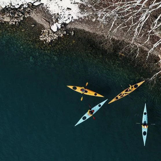 Kajak Fahrt im Winter auf dem Brienzersee aus der Vogelperspektive