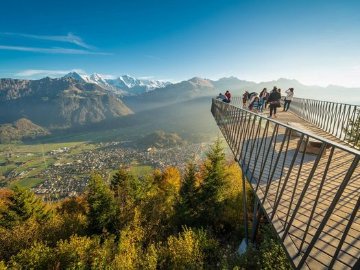 Vom Zwei-Seen-Steg geniesst man die Aussicht über das ganze Berner Oberland