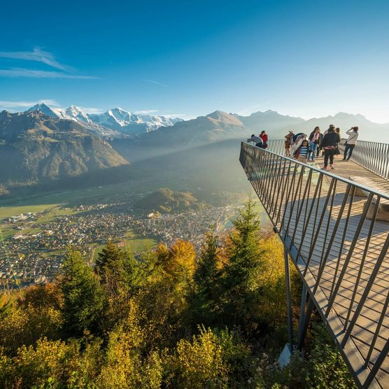 Vom Zwei-Seen-Steg geniesst man die Aussicht über das ganze Berner Oberland