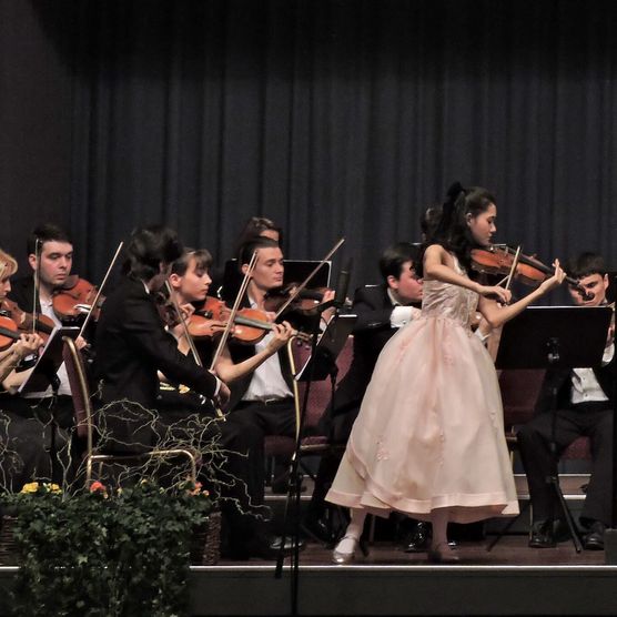 Violinenspielerin und Orchester während der Interlaken Classics