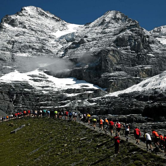 Läufer unterwegs Richtung Kleine Scheidegg vor eindrücklicher Bergkulisse