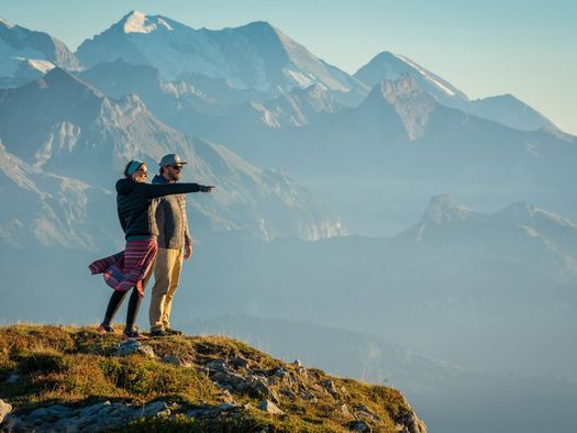 Paar auf dem Gemmenalphorn mit Blick zu den Bergen im Herbst