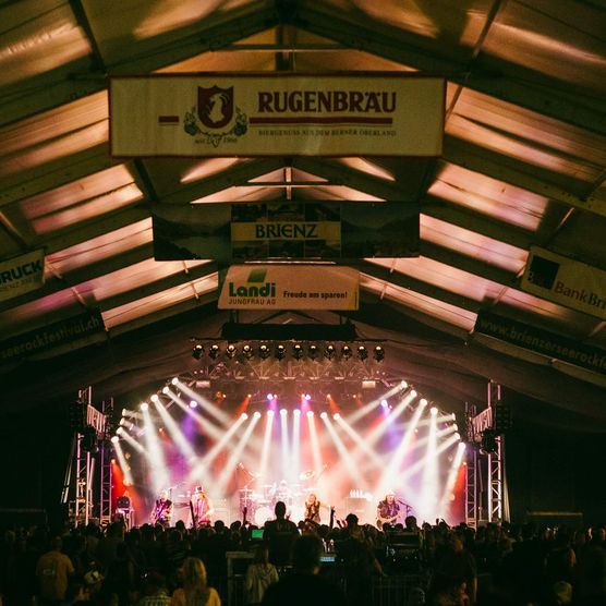 Bühne mit Lichter im Festzelt des Brienzersees Rockfestival