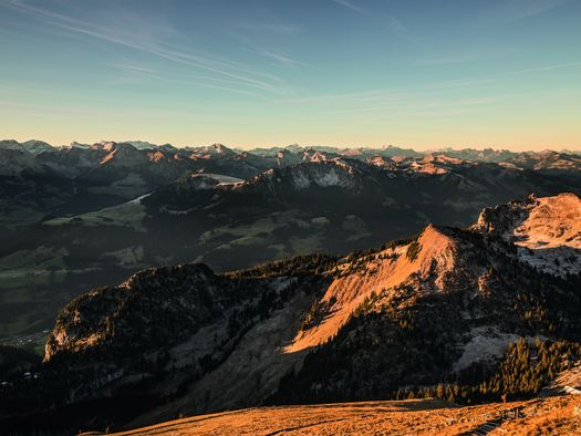 Morgenstimmung im Herbst mit Panorama und Blick auf dei Berner Alpen