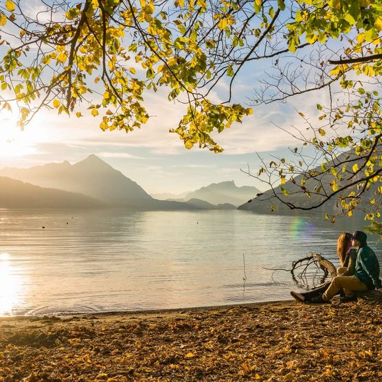 Paar bewundert im Neuhaus bei Unterseen den Sonnenuntergang über dem Thunersee