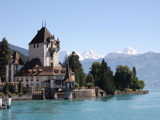 Schloss Oberhofen am Thunersee mit Bergen im Hintergrund