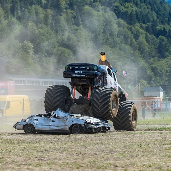 Riesen Fahrzeug fährt über Autoam Internationalen Trucker & Country-Festival