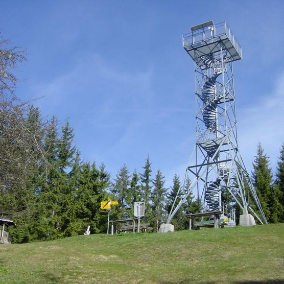 Blumenturm in Schwanden verspricht eine grossartige Aussicht über das Berner Oberland und das Emmental bis in den Jura