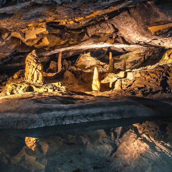 Beleuchtete Tropfsteinhöhle St. Beatus-Höhlen am Thunersee