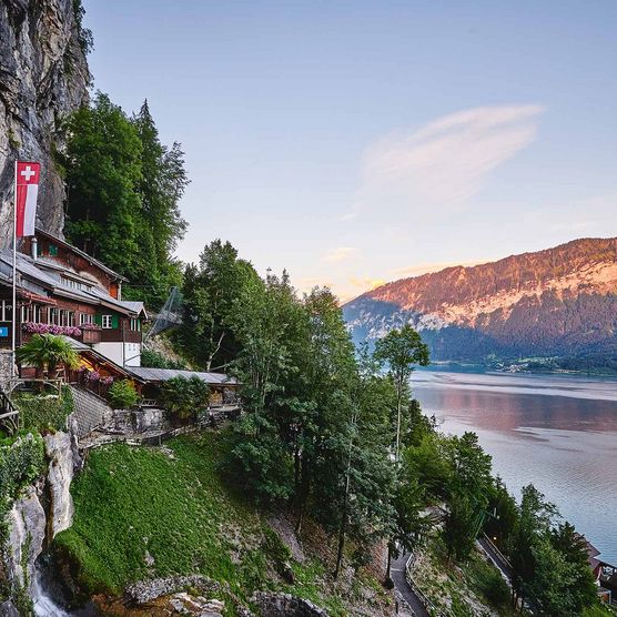 Terrasse bei den St. Beatus-Höhlen mit Aussicht auf den Thunersee