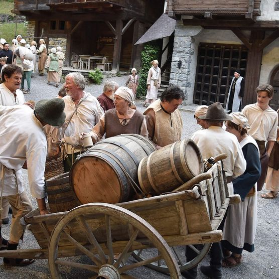 Wagen mit Fässer auf dem Dorfplatz