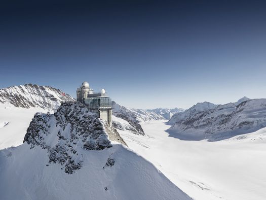 Station Jungfraujoch - Top of Europe mit Aussicht auf den weissen Aletschgletscher