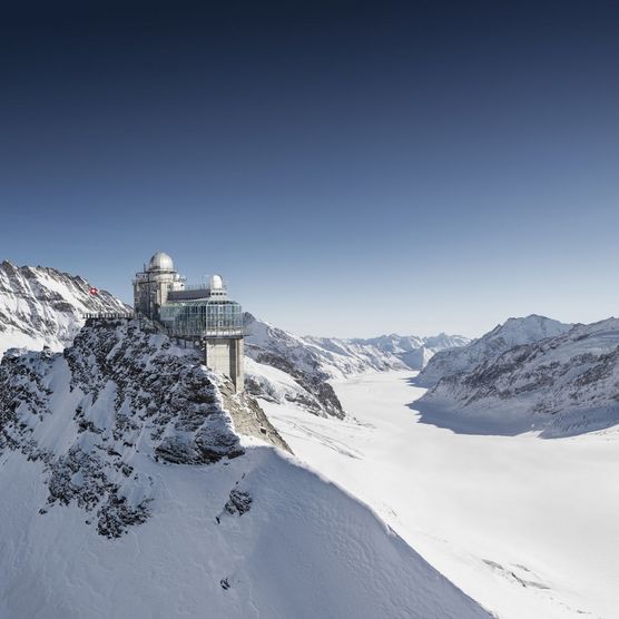 Station Jungfraujoch - Top of Europe mit Aussicht auf den weissen Aletschgletscher