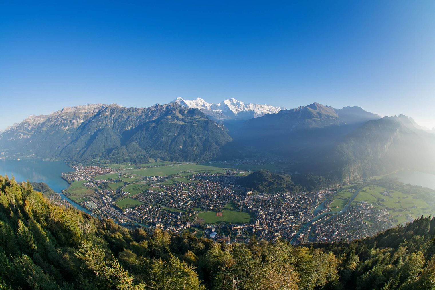 Aussicht vom Harder Kulm mit Blick auf Interlaken und den Brienzersee sowie Eiger Mönch und Jungfrau