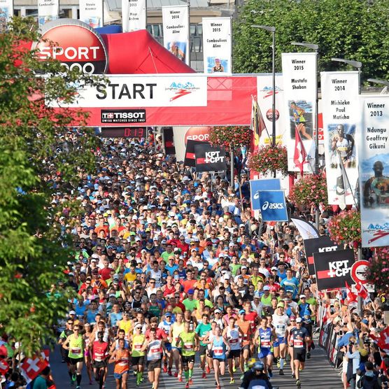 Läufer starten den Jungfrau-Marathon von Interlaken auf die Kleine Scheidegg