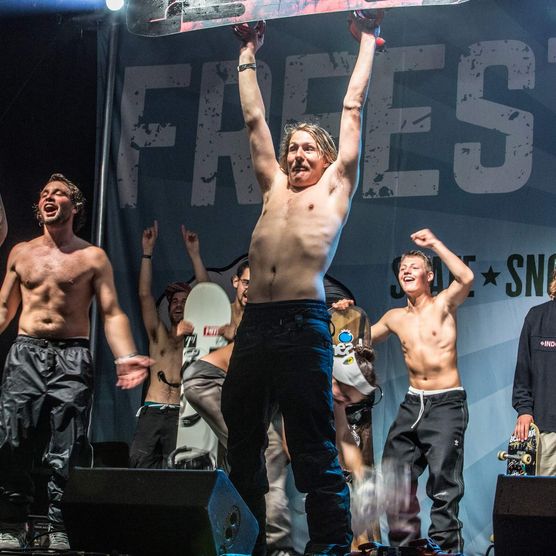 Snowboarder jubeln am Freestyle Roots in Thun