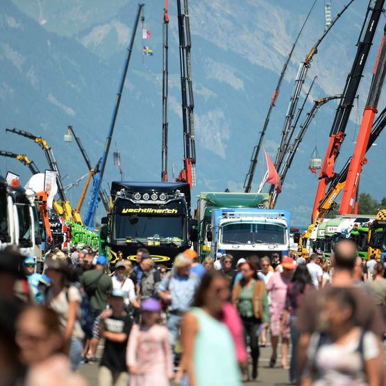 Lastwagen und Zuschauer auf der Truck Meile am Internationalen Trucker & Country Festival in Interlaken