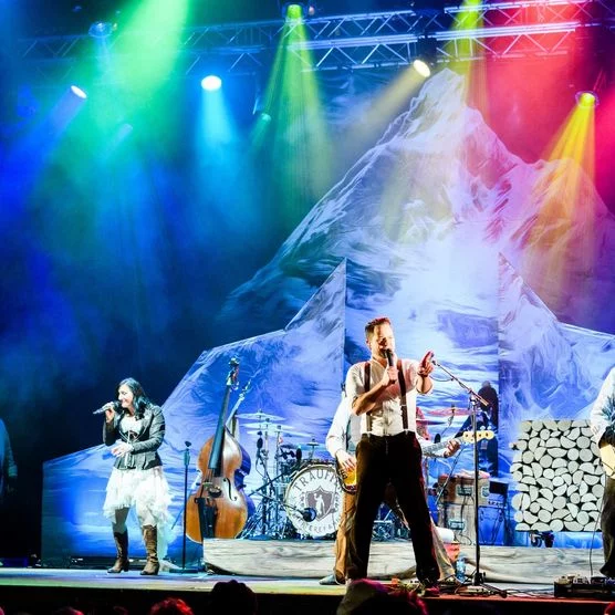 Band auf bunt beleuchteter Bühne am Festival Touch the Mountains in Interlaken