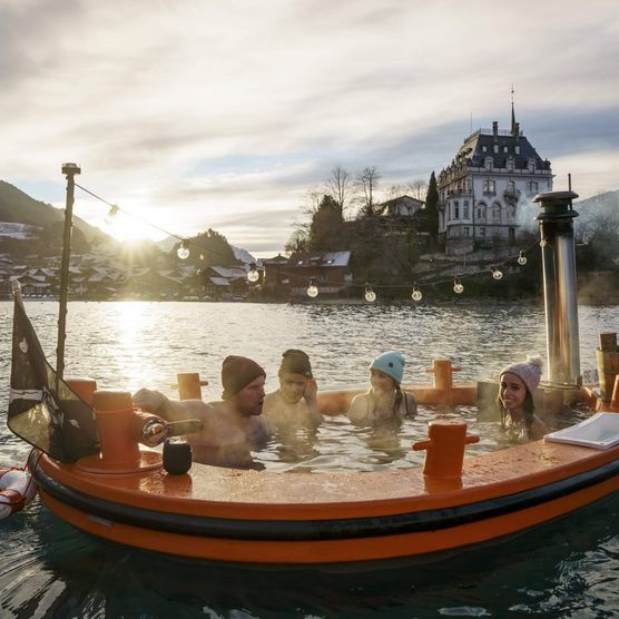 HotTug während Sonnenuntergang auf dem Brienzersee vor Iseltwald