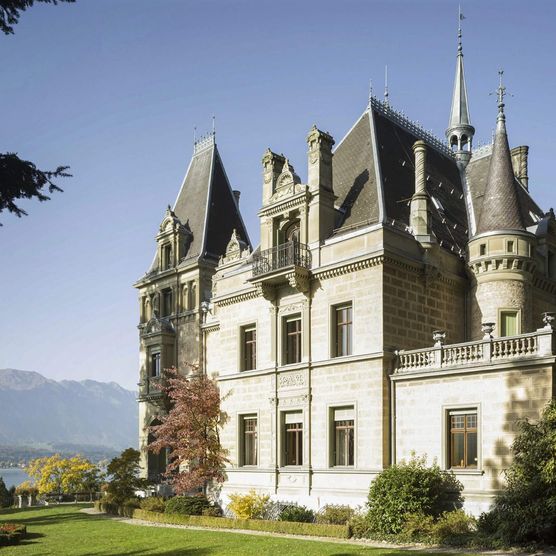 Schloss Hünegg, Hilterfingen mit der wunderschönen Parklandschaft direkt am Thunersee