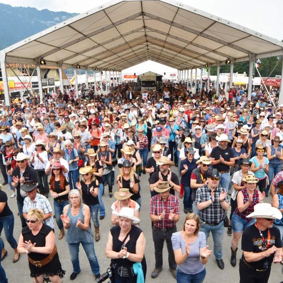 Line Dance Formation am Internationalen Trucker & Country-Festival in Interlaken