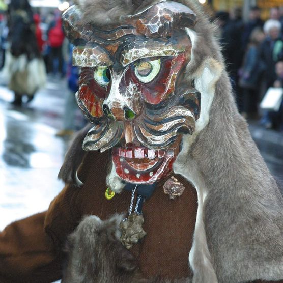 Einheimischer mit Maske anlässlich der Harder-Potschete am 2. Januar in Interlaken