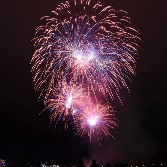 Knalliges Feuerwerk über Interlaken am Festival Touch the Mountains