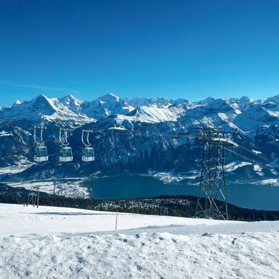 Niederhornbahn mit Blick auf den Thunersee und die umliegenden Berge